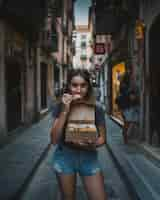 Foto grátis jovem a desfrutar de uma refeição