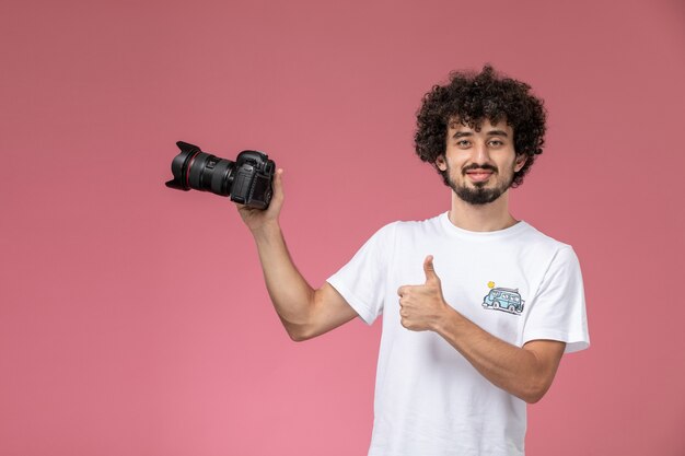 jovem admirou sua fotocâmera