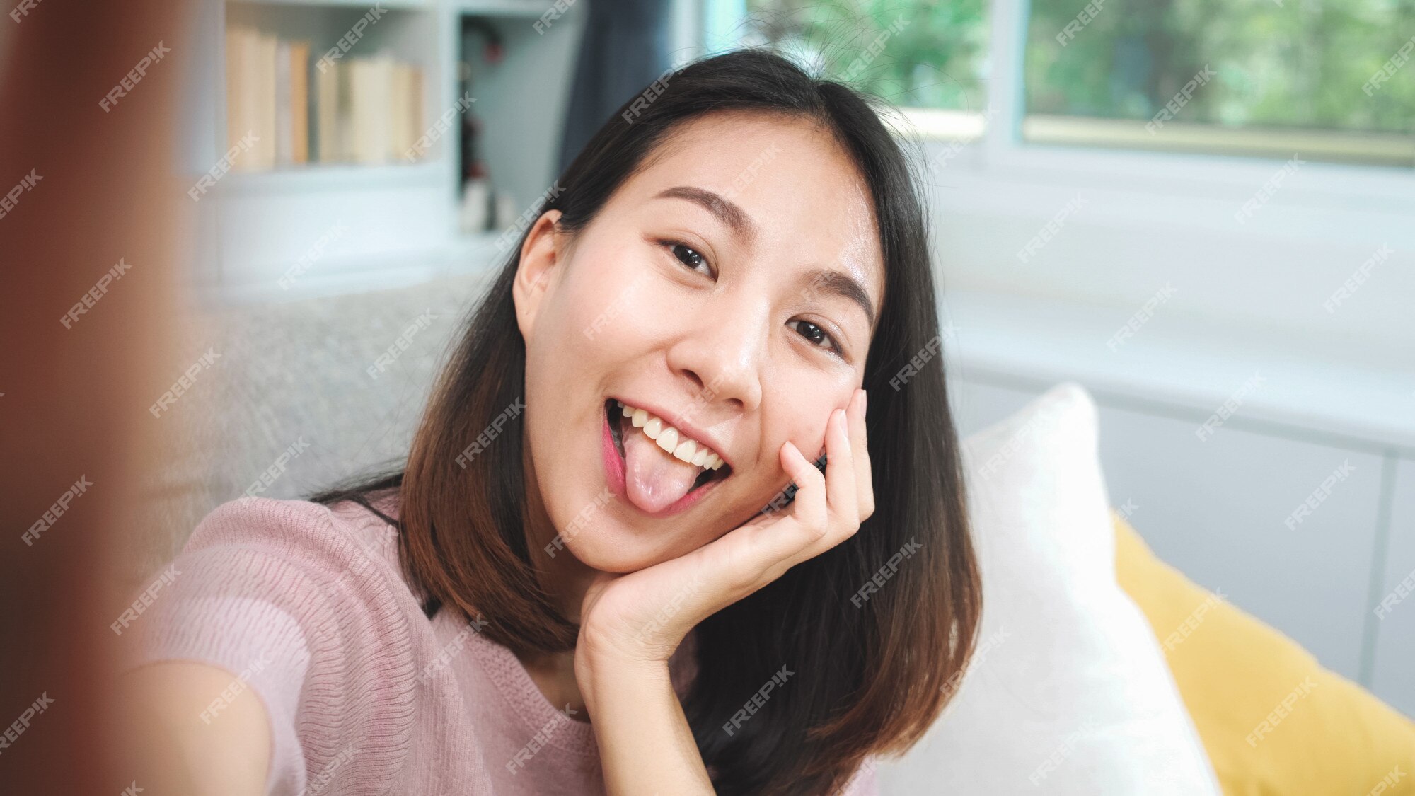 adolescente mulheres asiáticas se sentindo feliz sorrindo relaxe use  videochamada de smartphone na sala de estar em casa. alegre colega de  quarto senhoras videoconferência com amigo e família, mulher de estilo de