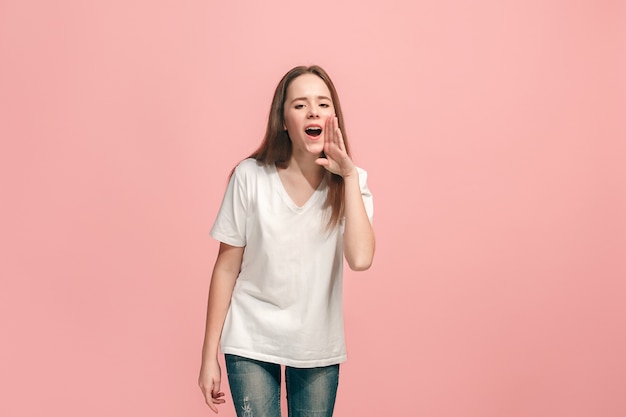 Jovem adolescente casual gritando no estúdio