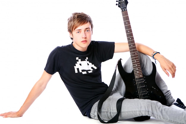 Jovem adolescente com guitarra