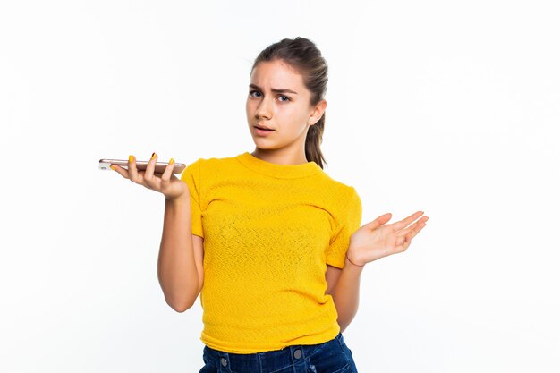 Jovem adolescente feliz está chamando com um telefone móvel isolado no branco