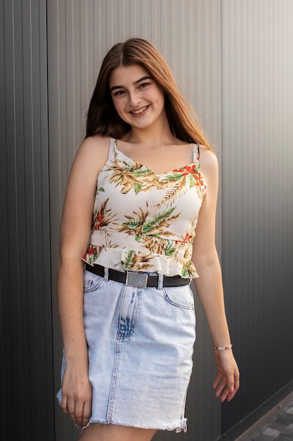 Foto grátis jovem adolescente gravando bobinas de si mesma ao ar livre para mídias sociais