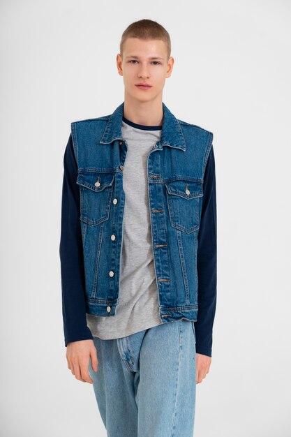 Jovem adolescente vestindo uma roupa de jeans