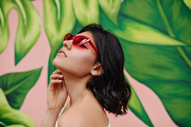 Jovem adorável posando em frente a um grafite