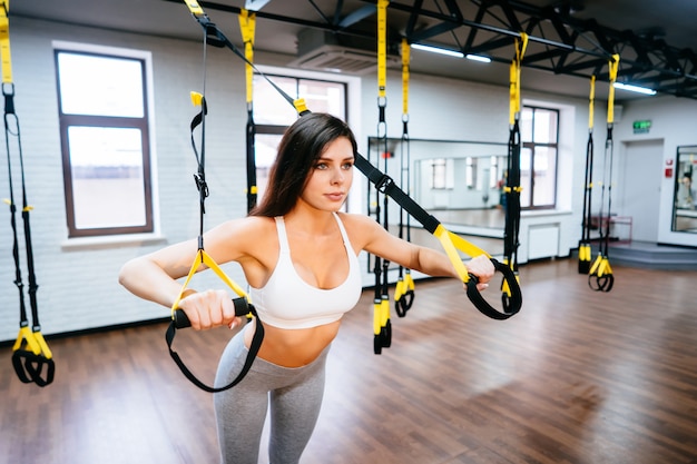 Jovem adulta fazendo exercícios na academia