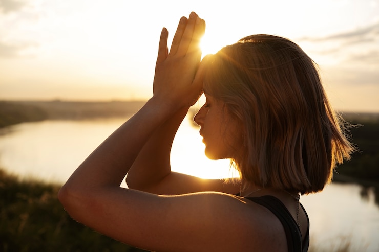 Foto grátis jovem adulto a desfrutar de ioga na natureza