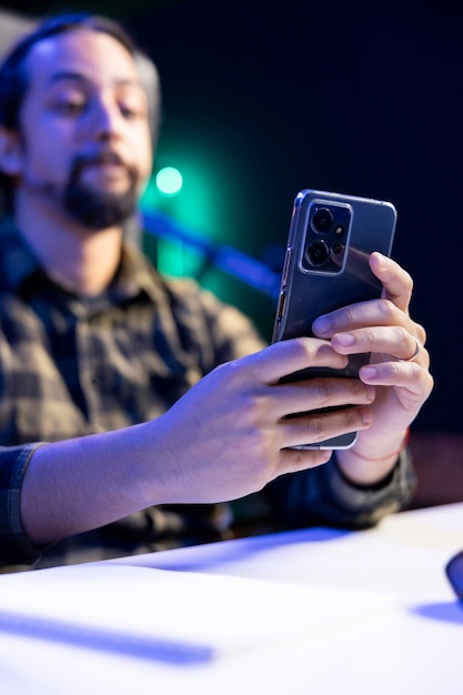 Jovem adulto a responder mensagens ao telefone.