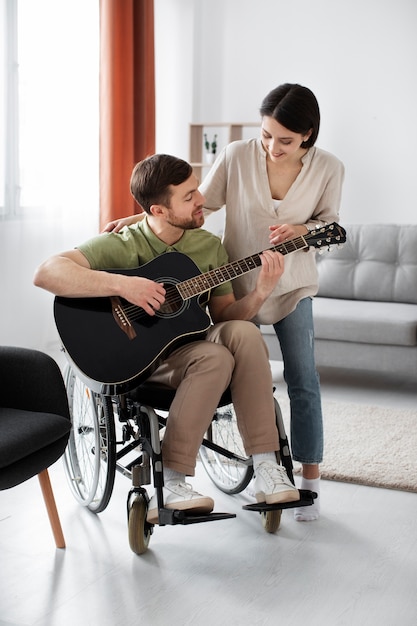 Jovem adulto ajudando amigo com deficiência