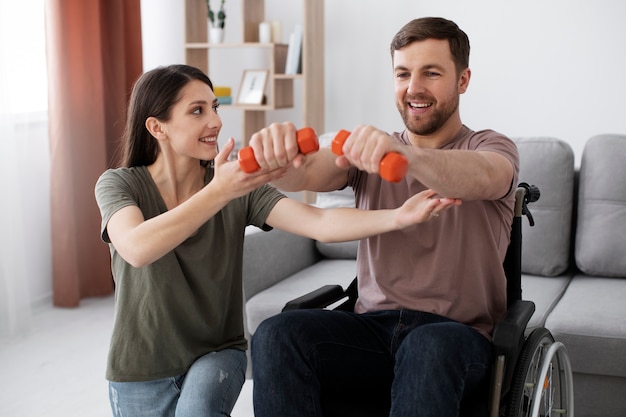 Jovem adulto ajudando amigo com deficiência