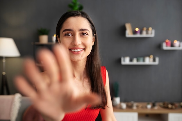 Jovem adulto aproveitando o encontro virtual