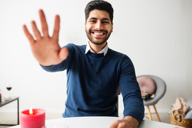 Jovem adulto aproveitando o encontro virtual