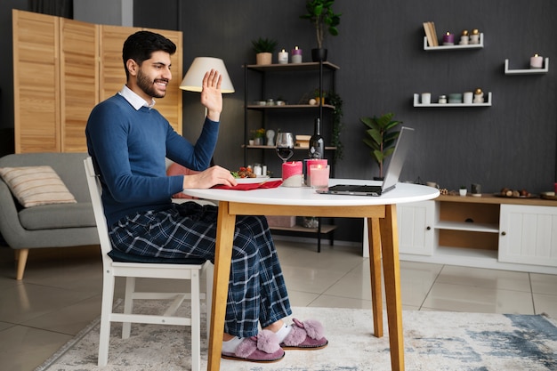 Foto grátis jovem adulto aproveitando o encontro virtual