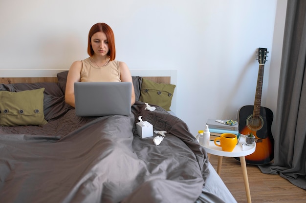 Jovem adulto em casa sofrendo de doença