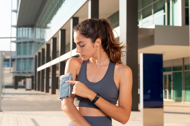 Foto grátis jovem adulto fazendo exercícios ao ar livre