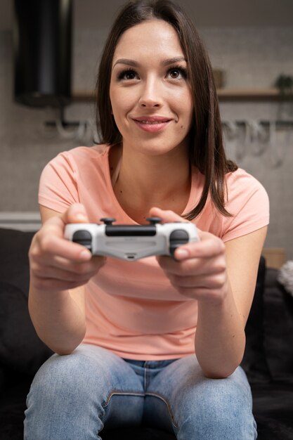 Jovem adulto gostando de jogar videogame