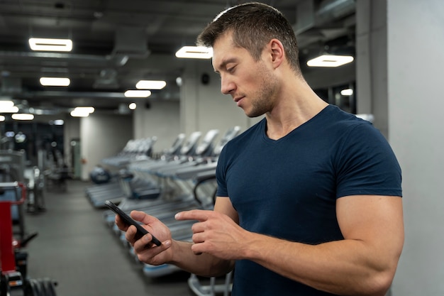 Jovem adulto praticando esportes indoor na academia