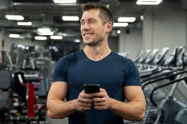 Jovem adulto praticando esportes indoor na academia