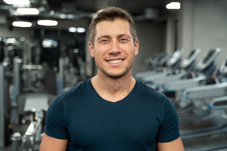 Foto grátis jovem adulto praticando esportes indoor na academia