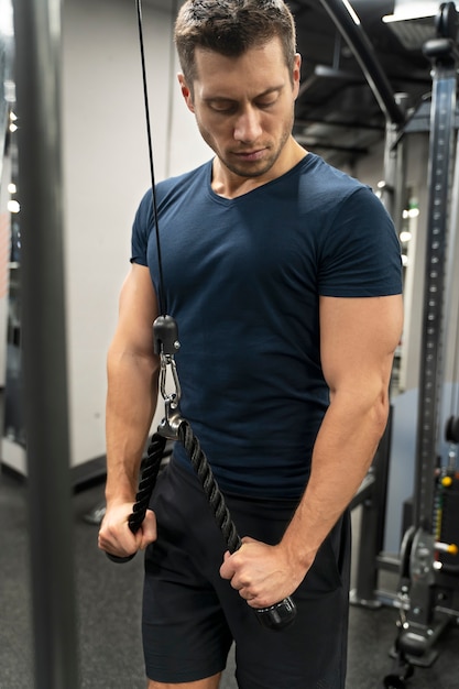 Jovem adulto praticando esportes indoor na academia