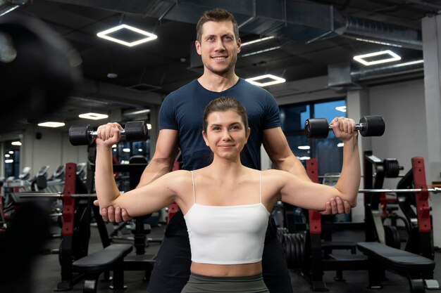 Jovem adulto praticando esportes indoor na academia