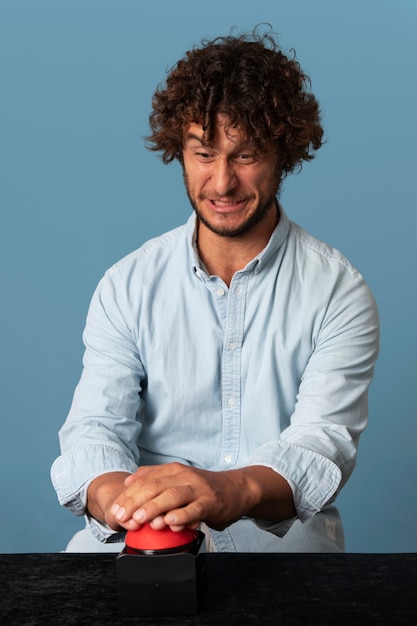 Foto grátis jovem adulto pressionando o botão da campainha