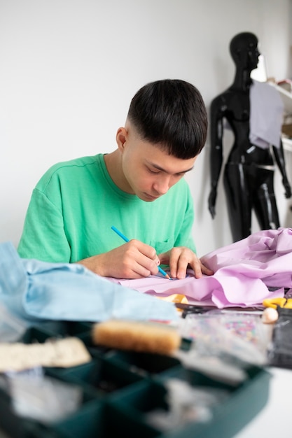 Foto grátis jovem adulto reutilizando material de tecido