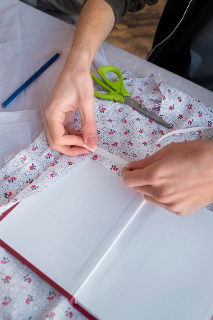 Foto grátis jovem adulto reutilizando material de tecido