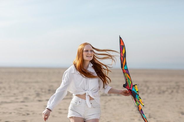 Foto grátis jovem adulto se divertindo com pipa