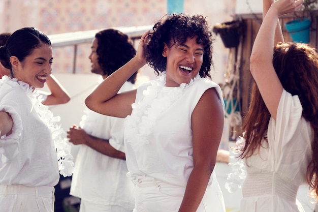 Jovem adulto se divertindo na festa branca