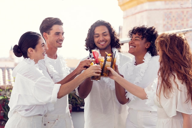 Foto grátis jovem adulto se divertindo na festa branca