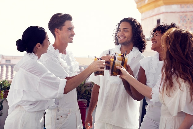 Foto grátis jovem adulto se divertindo na festa branca