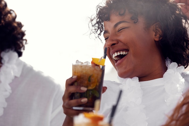 Jovem adulto se divertindo na festa branca