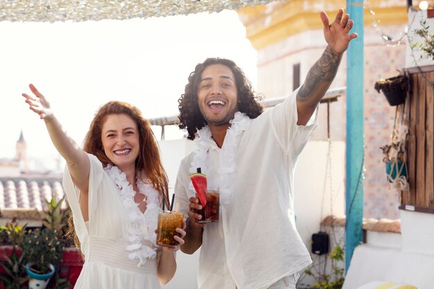 Jovem adulto se divertindo na festa branca