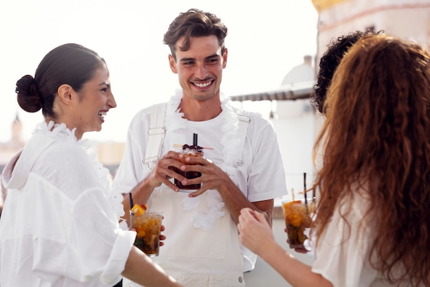 Jovem adulto se divertindo na festa branca