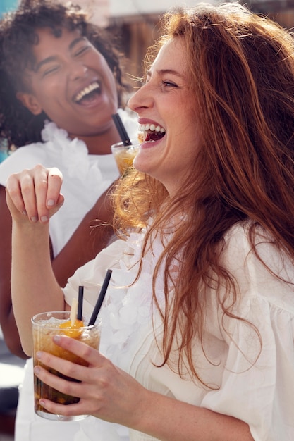 Jovem adulto se divertindo na festa branca