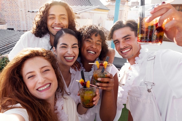 Foto grátis jovem adulto se divertindo na festa branca