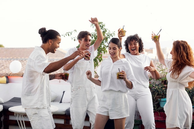 Jovem adulto se divertindo na festa branca