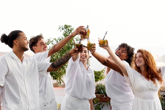 Jovem adulto se divertindo na festa branca