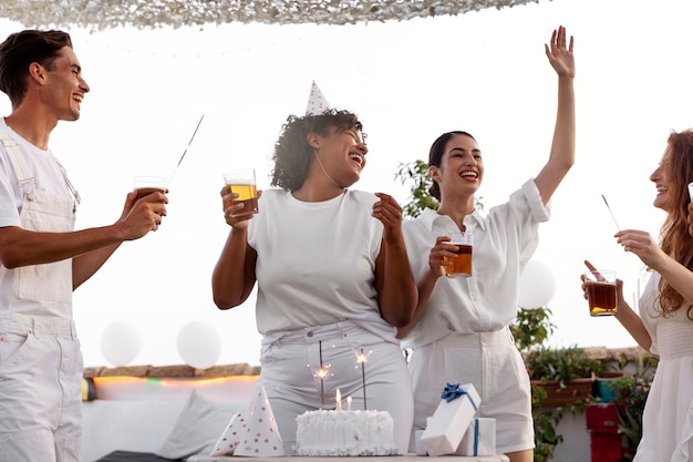 Foto grátis jovem adulto se divertindo na festa branca