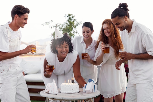 Foto grátis jovem adulto se divertindo na festa branca