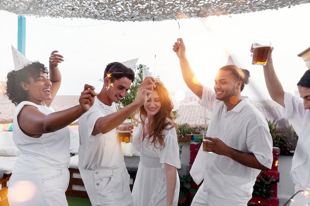 Jovem adulto se divertindo na festa branca