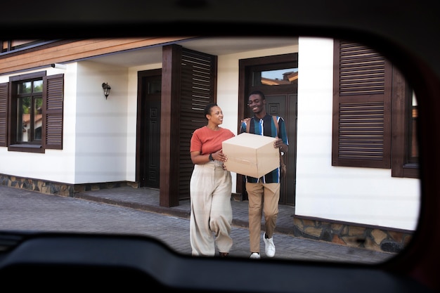 Jovem adulto se mudando da casa dos pais