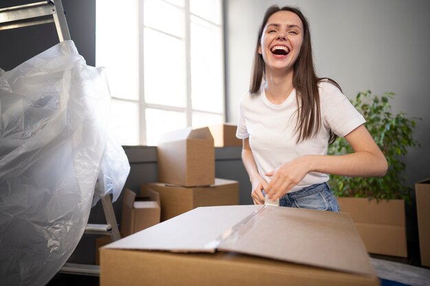 Jovem adulto se mudando para uma nova casa