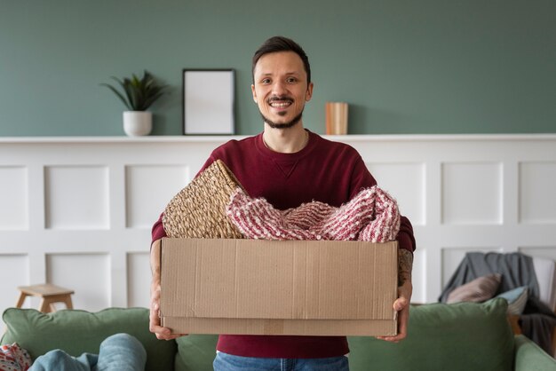 Jovem adulto se mudando para uma nova casa