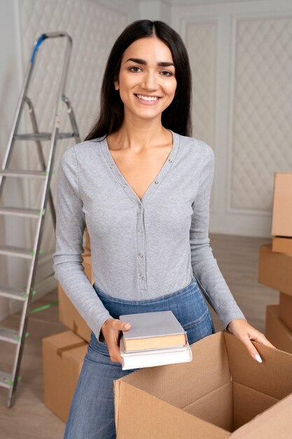 Jovem adulto se mudando para uma nova casa