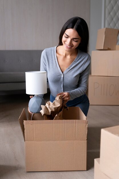 Jovem adulto se mudando para uma nova casa