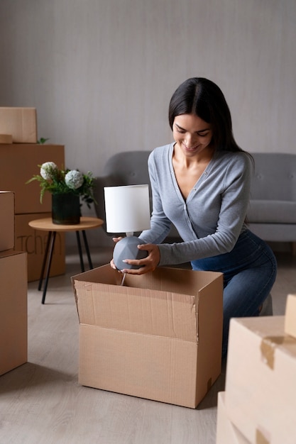 Foto grátis jovem adulto se mudando para uma nova casa