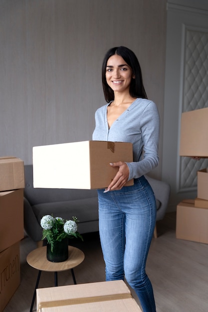 Foto grátis jovem adulto se mudando para uma nova casa