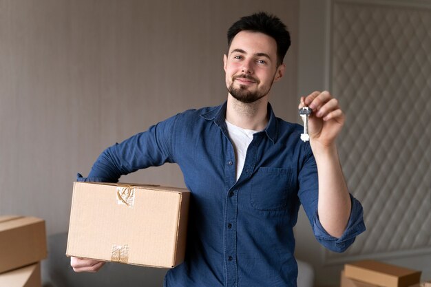 Jovem adulto se mudando para uma nova casa